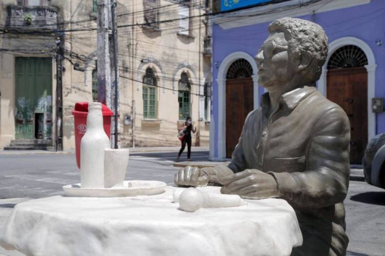 Reginaldo Rossi ganha estátua no Centro do Recife