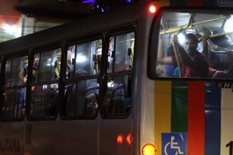 Ônibus continuam lotados após medida liminar que evita aglomeração nos coletivos
