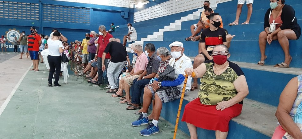 Idosos ficam aglomerados em filas extensas para serem vacinados contra Covid-19 em Paulista