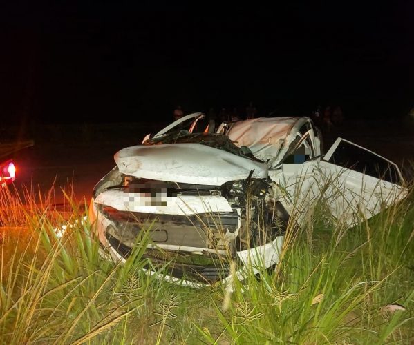 Carro capota e acidente deixa pai e filho de 4 anos mortos na BR-232, em Moreno