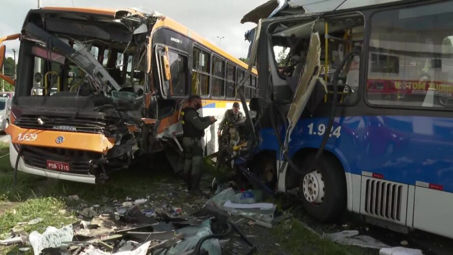 Colisão entre ônibus e BRT na faixa exclusiva da PE-15 deixa feridos e motorista preso às ferragens