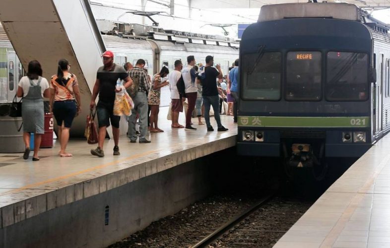 Homem é morto a facadas dentro de trem em movimento na Zona Sul do Recife