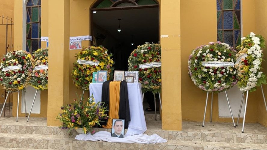 Cortejo do corpo do padre Fernando Lima passa por ruas de Gravatá e segue para Taquaritinga do Norte