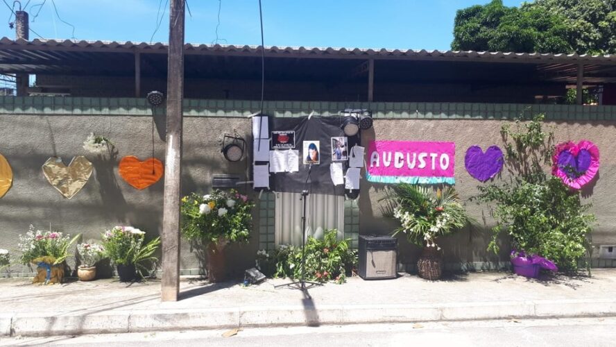 Após morte de Augusto César, fãs e vizinhos colocam flores, cartazes e fotos na frente da casa do cantor