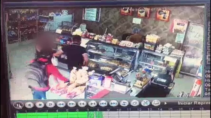 Dois homens armados assaltam padaria em Paulista; veja vídeo