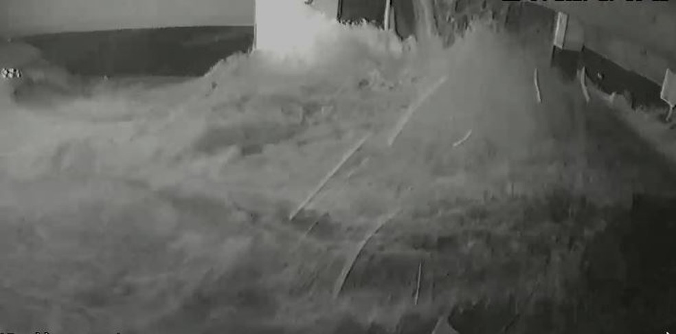 Vídeos mostram momento em que piscina desaba em edifício de luxo no ES