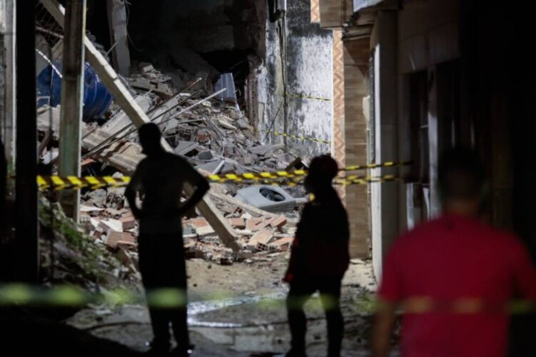 Imóvel comercial desaba no Recife, no bairro da Estância; não há vítimas