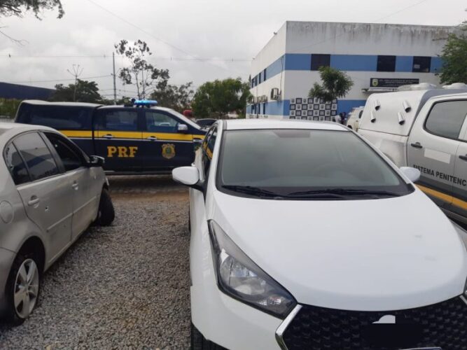Suspeitos de assalto são detidos pela PRF com carro roubado em Caruaru