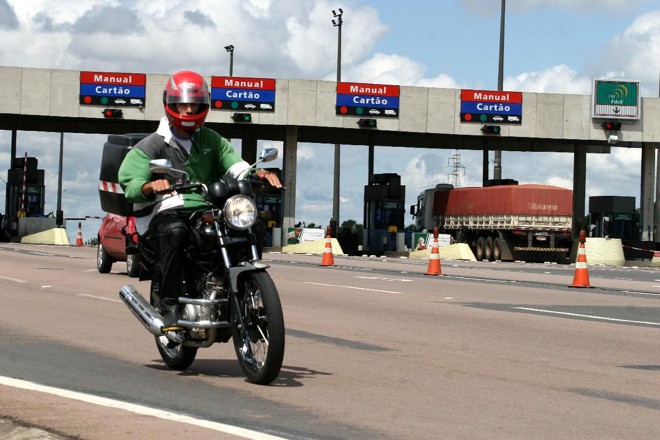 Motociclistas não pagarão mais pedágio, diz ministro
