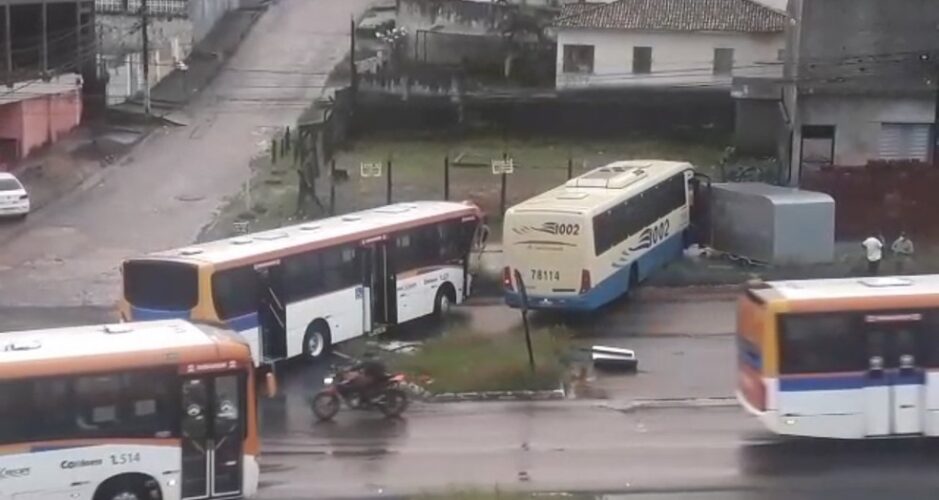 Acidente entre dois ônibus bloqueia pista e deixa trânsito lento na PE-15, em Paulista
