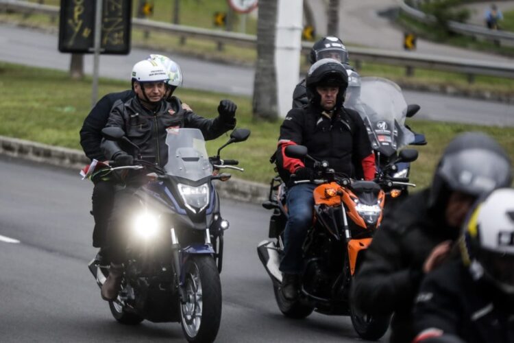 Bolsonaro faz passeio de moto em Florianópolis