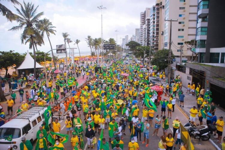 Apoiadores do presidente Jair Bolsonaro reúnem-se em Boa Viagem para defesa do voto impresso