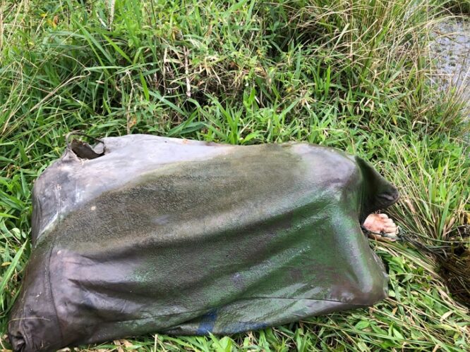 Corpo de desconhecido é encontrado amarrado dentro de saco numa barragem