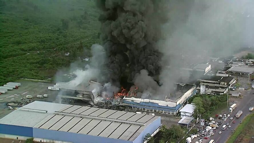 Incêndio destrói fábrica e caminhões em Jaboatão dos Guararapes