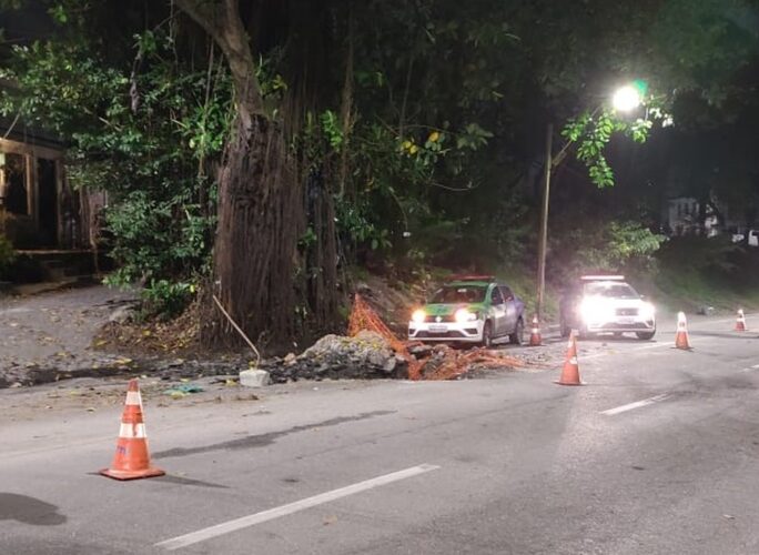 Motociclista morre após cair em buraco na rua de Apipucos, no Recife