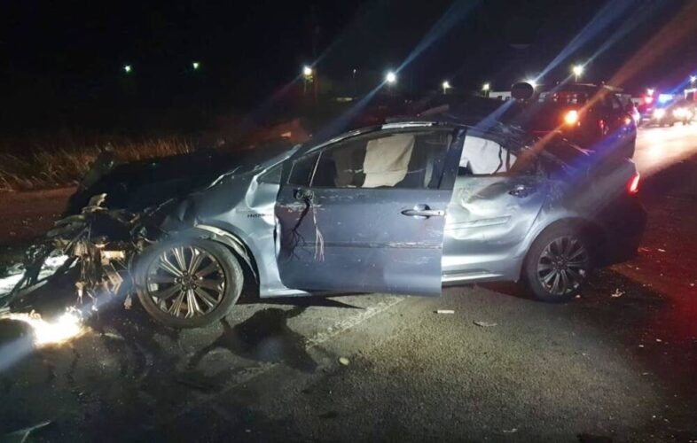 Colisão frontal entre dois carros na BR-232 mata homem e duas meninas no Agreste de Pernambuco