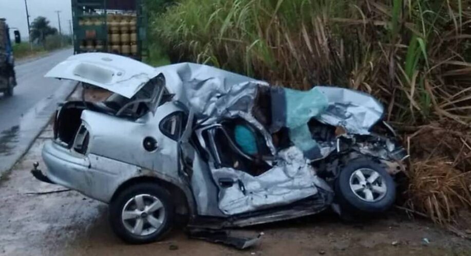 Motorista morre preso às ferragens de carro após colidir de frente com caminhão na PE-60, em Ipojuca
