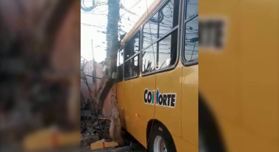 Colisão de ônibus com casa em Paulista deixa feridos