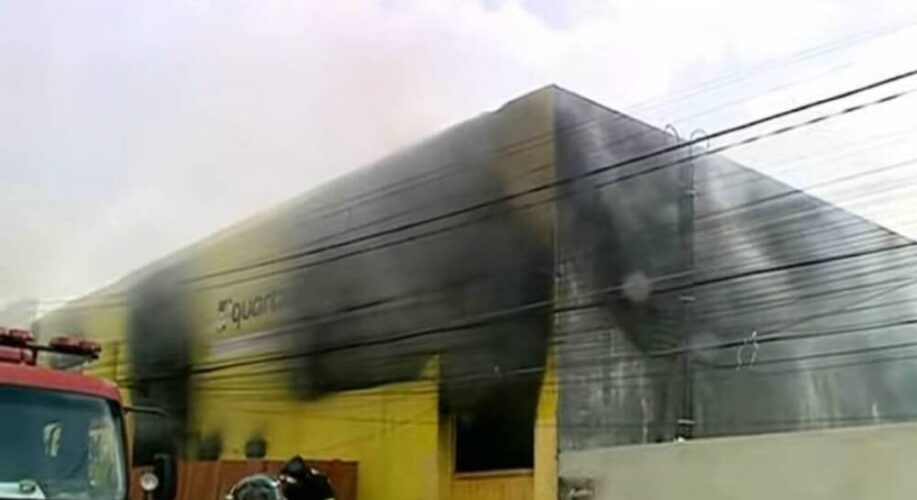 Incêndio atinge armazém de construção em Abreu e Lima