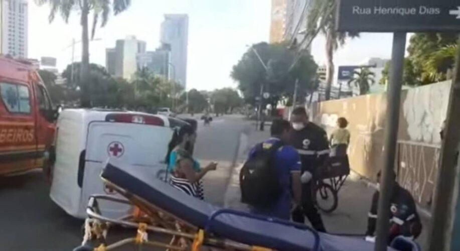 Colisão entre carro e ambulância deixa dois feridos na av. Agamenon Magalhães, no Recife