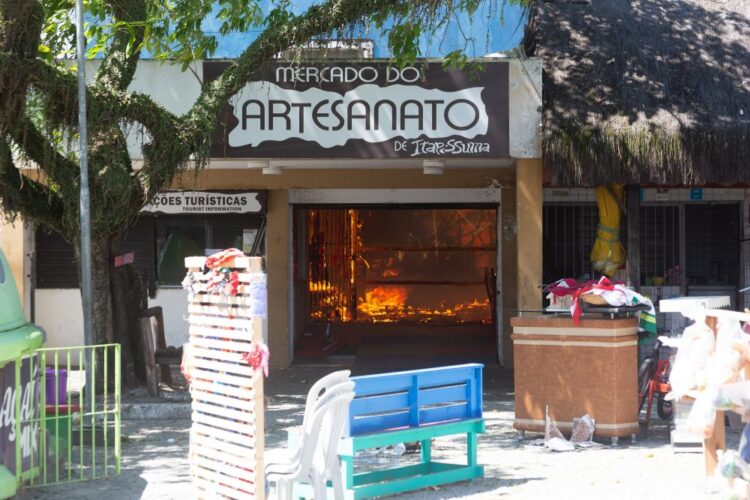 Fogo destrói lojas de artesanatos em Itapissuma