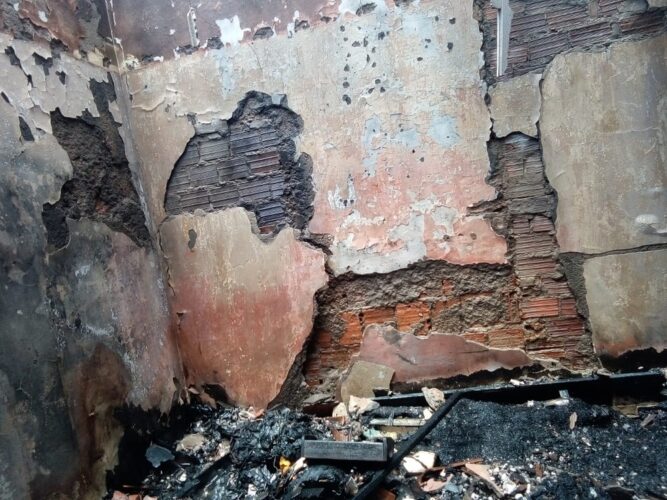 Vela causa incêndio em casa de idosos em Caruaru.