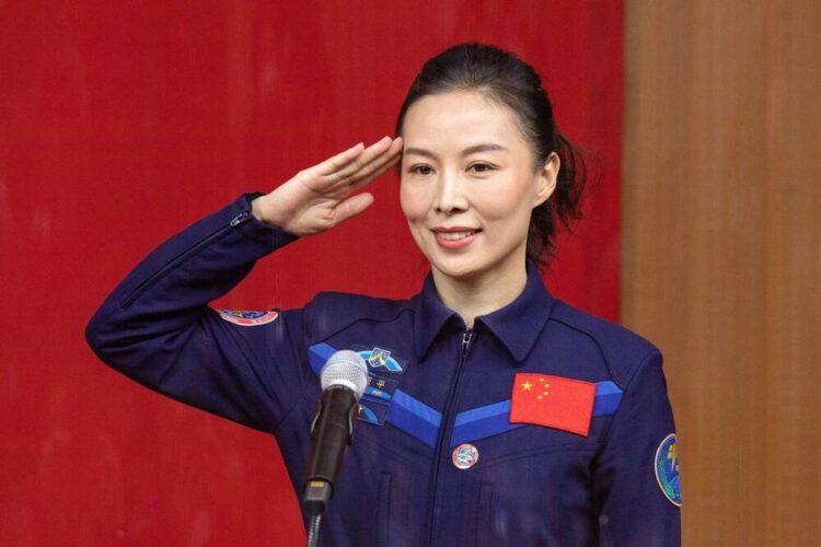 China anuncia primeira caminhada espacial com a presença de uma mulher.