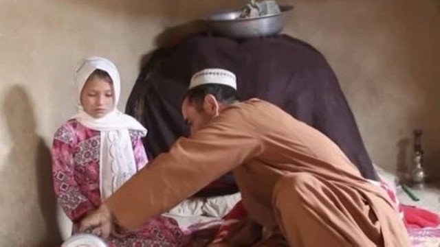 Sem ter o que comer, família afegã vende filha de 9 anos para casamento com homem de 55.