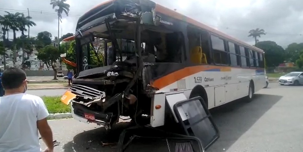 Acidente entre ônibus e caminhão de lixo deixa feridos na PE-15, em Paulista