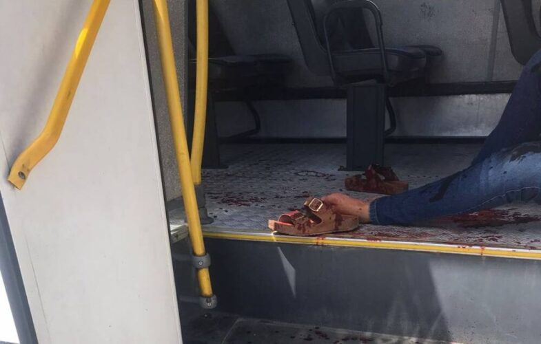 Mulher é esfaqueada ao reagir a assalto dentro de ônibus no Recife; suspeitos são presos