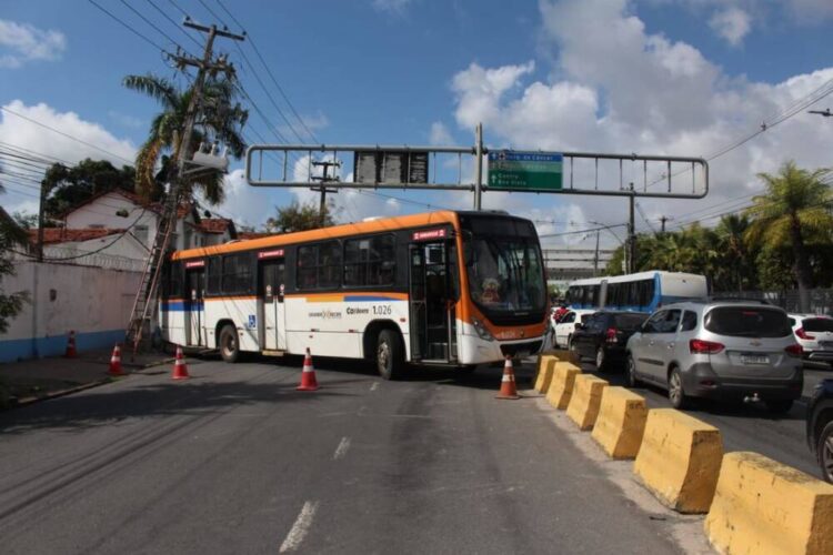 Após tentar desviar de pedestre, ônibus bate em poste e fica atravessado na avenida Cruz Cabugá