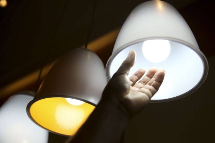 Moradores de Olinda e Paulista poderão receber lâmpadas LED gratuitas da Neoenergia