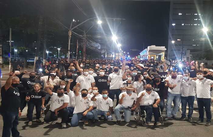 Policiais Civis realizam passeata no Centro do Recife e pedem melhorias para a categoria