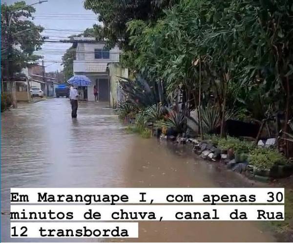 EM MARANGUAPE I, COM APENAS MINUTOS DE CHUVA, CANAL DA RUA 12 TRANSBORDA.