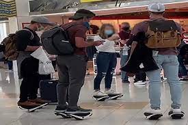 Família vira febre na web ao usar tênis futuristas em aeroporto americano, VEJA VÍDEOS