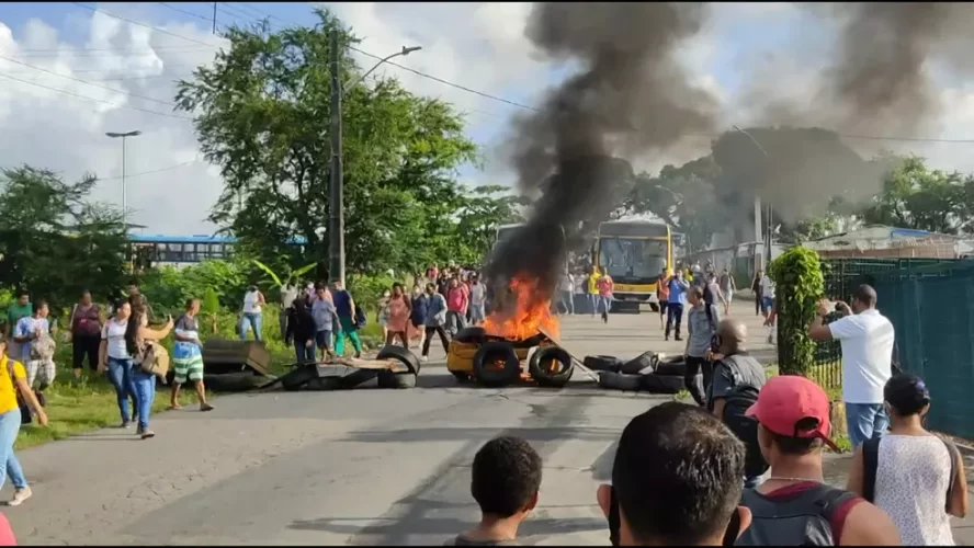 Protesto bloqueia acesso ao Terminal Integrado do Barro e prejudica circulação de ônibus, no Recife