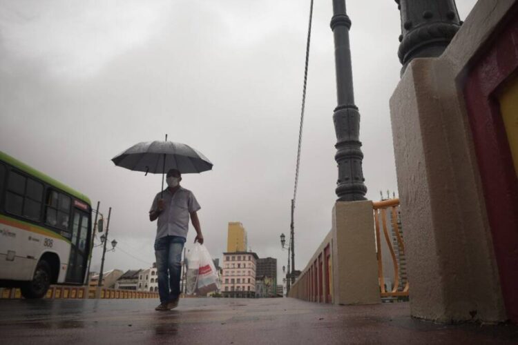 Moradores da RMR e Mata Sul enfrentam mais um dia de chuva e alagamentos
