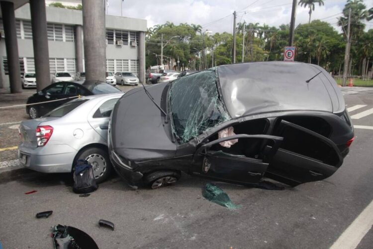 Carro colide em veículos estacionados e capota no Centro do Recife; motorista relata mal súbito