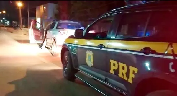 Caminhonete roubada em Paulista (PE) é recuperada na BR 428, em Petrolina (PE)