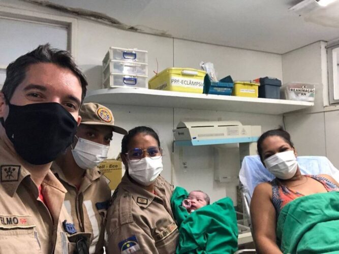 Bebê nasce dentro de viatura do Corpo de Bombeiros no Recife