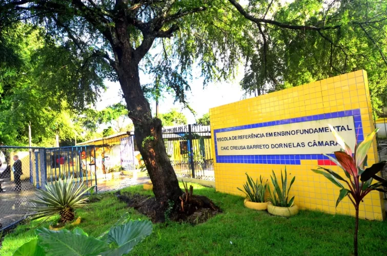 Alunos têm crise de ansiedade após homem pular muro e ser preso dentro de escola estadual no Recife