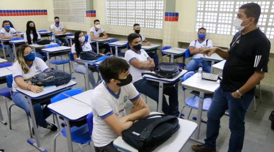 Uso de máscaras deixa de ser obrigatório para o ensino médio em Pernambuco nesta quinta-feira (18)
