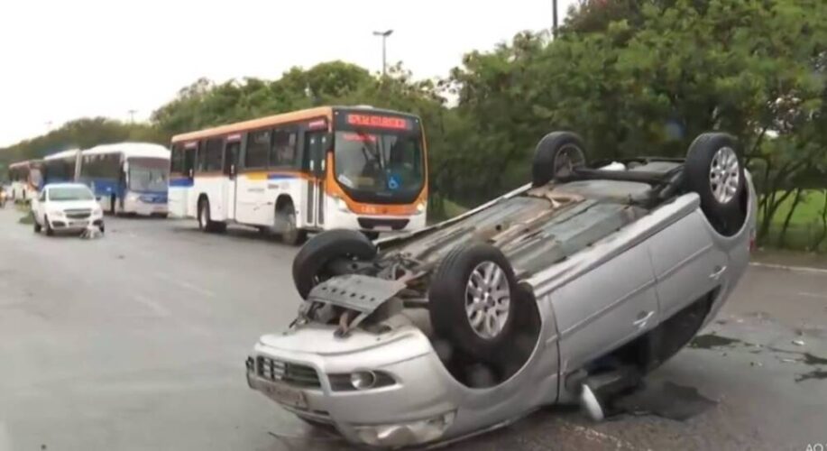 Motorista colide com trator e capota carro em Olinda