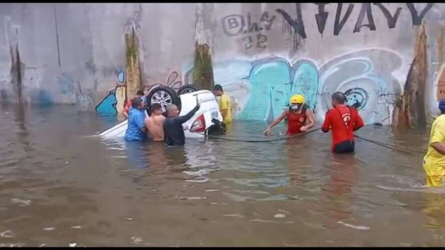 Mulher morre afogada ao tentar passar com carro em túnel alagado no Recife
