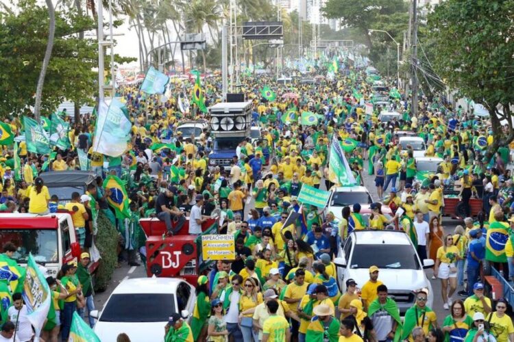 Apoiadores de Bolsonaro lotam avenida Boa Viagem nesta quarta-feira de Bicentenário da Independência