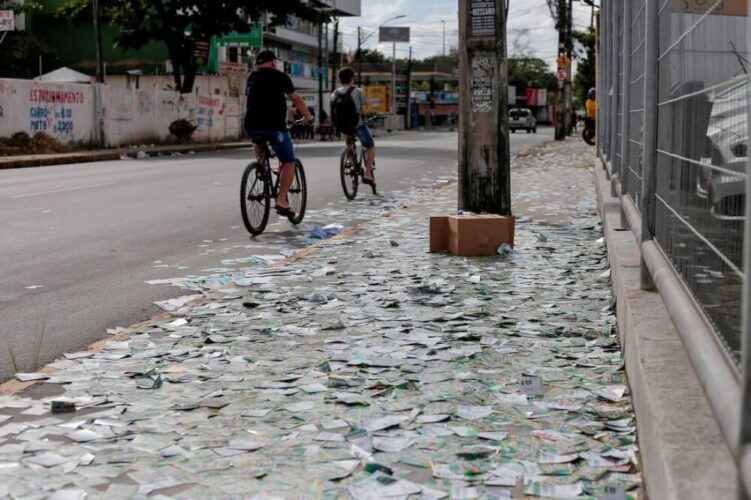 Ruas do Recife e da Região Metropolitana amanhecem sujas; prática é considerada crime