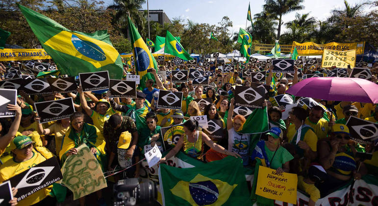 Principais cidades brasileiras têm protestos contra eleição de Lula, manifestações ocorrem em áreas de quartéis; veja imagens