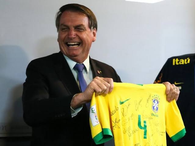 Missão impossível: Globo quer afastar imagem de Bolsonaro da camisa da seleção brasileira