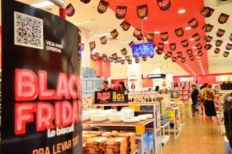 Consumidores chegam cedo em shoppings para aproveitar promoções da Black Friday