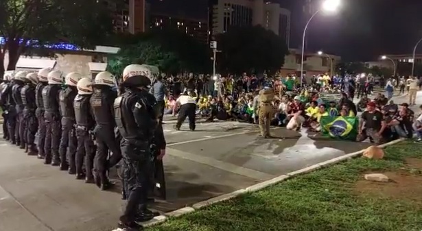 Brasília em chamas: Noite de protestos tem carros e ônibus incendiados e tentativa de invasão à sede da PF; VEJA VÍDEO